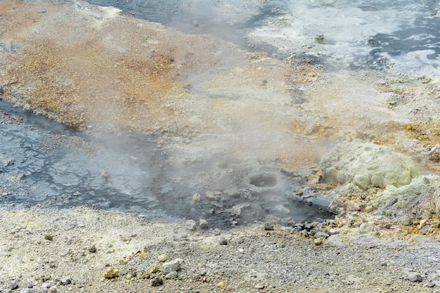 Hydrothermalquelle am Ufer des heißen Sees in der Caldera des Golovnin-Vulkans auf der Insel Kunaschir