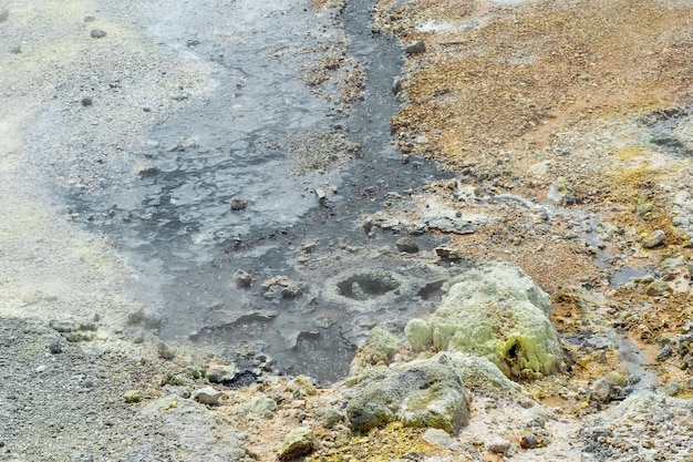 Hydrothermalquelle am Ufer des heißen Sees in der Caldera des Golovnin-Vulkans auf der Insel Kunaschir