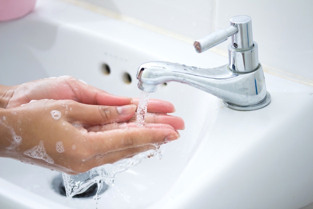 Hygiene. Hände reinigen. Waschen der Hände mit Seife unter fließendem Wasser.