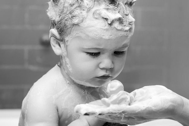 Hygiene und Körperpflege für Kinder Babywäsche in einem Badezimmer in Schaum