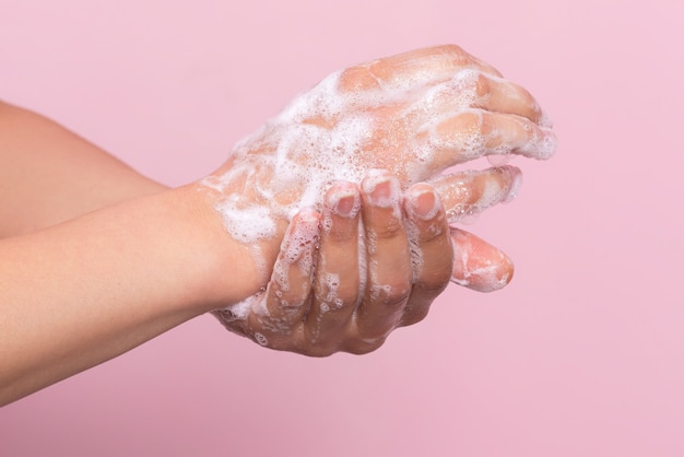 Hygiene zum Schutz der menschlichen Gesundheit vor Viren, Händewaschen mit Seife.