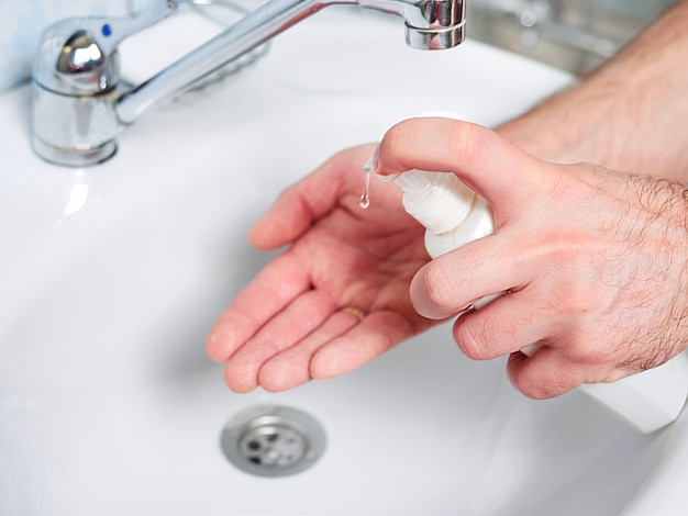 Hygienekonzept. Hände waschen mit Seife unter dem Wasserhahn mit Wasser.