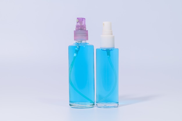 Hygienemaske mit Alkoholgel zum Händewaschen Verhindern Sie Coronavirus- oder Covic-19-Krankheitserreger. Weiße Wandszene
