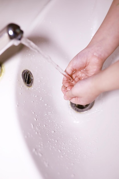 Hygieneregeln. Händewaschen vor den Mahlzeiten. Antibakterielle Behandlung der Hände mit Seife. Eine Möglichkeit, eine Virusinfektion zu verhindern. Coronavirus Schutz.