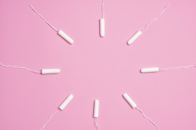 Foto hygienische damentampons für die menstruation auf rosa hintergrund