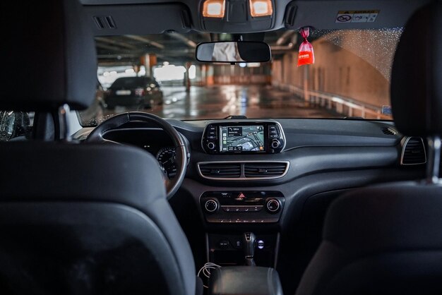 Hyundai tucson vista de perto no espaço de estacionamento