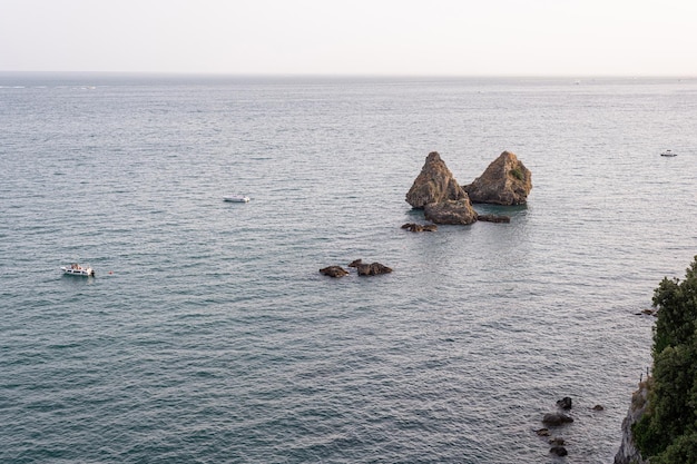 I Due Fratelli Dos hermanos son un grupo de rocas ubicadas en el municipio de Vietri sul Mare en la provincia de Salerno