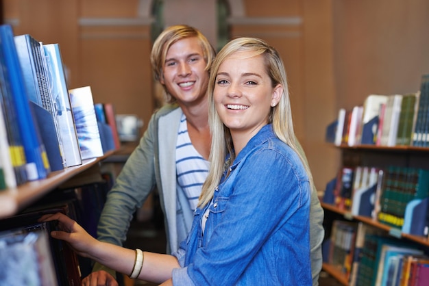 I freaking LOVE books Una pareja joven en una biblioteca