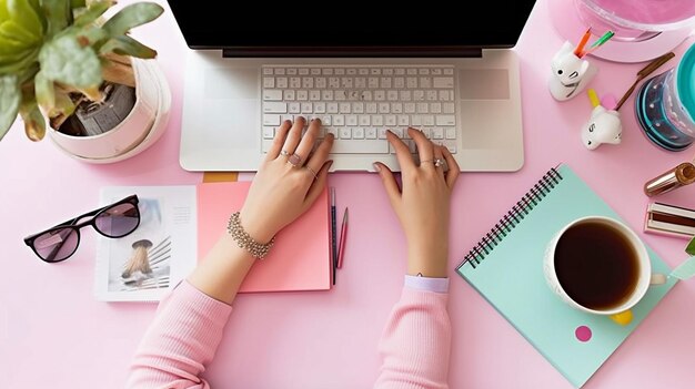 La IA generativa produce una imagen realista de una mujer que usa una computadora en una oficina con accesorios de color rosa y negro.