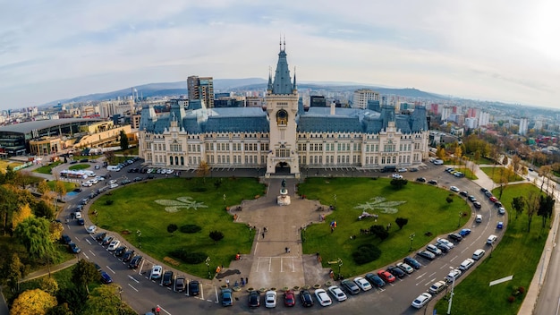 IASI RUMANIA 6 DE NOVIEMBRE DE 2021 Vista panorámica de drones aéreos del Palacio de la Cultura