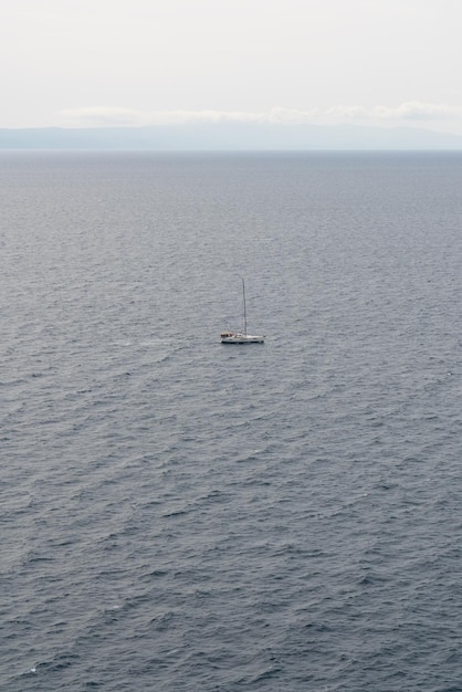 Iate à vela em mar aberto Sailboat Yacht veleiro