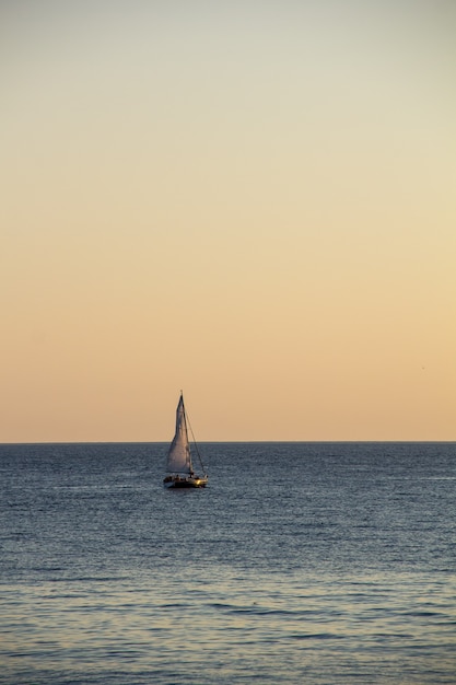 Foto iate à vela no mar ao pôr do sol. mar negro no verão