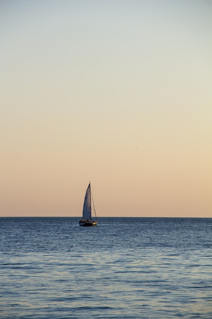 Iate à vela no mar ao pôr do sol. mar negro.