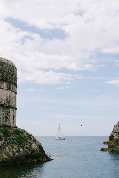 Iate à vela no mar navegando ao fundo forte bokar nas muralhas da cidade velha de dubrovnik