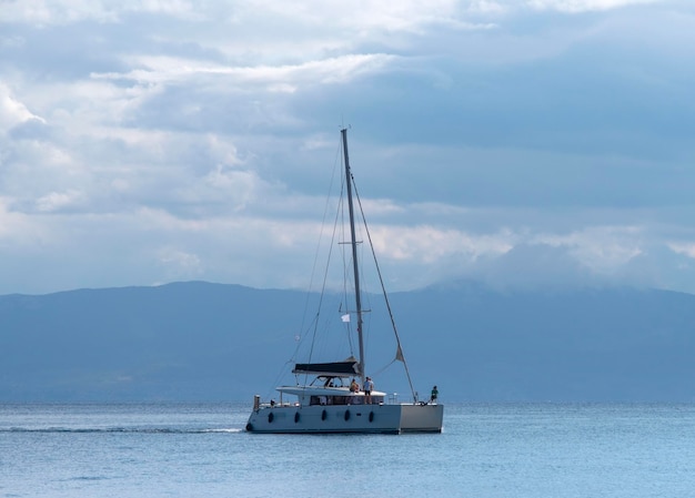 Iate-catamarã em um dia nublado no calmo Mar Egeu na ilha de Evia, Grécia