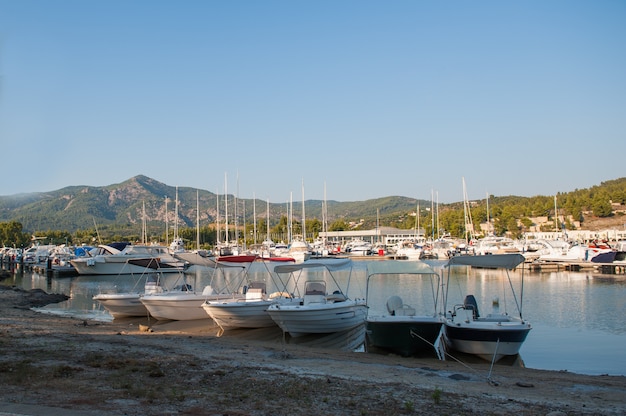 Iate clube ao pôr do sol, estacionamento para barcos