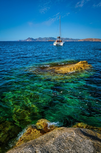 Foto iate de barco na praia de sarakiniko, no mar egeu, ilha milos, grécia