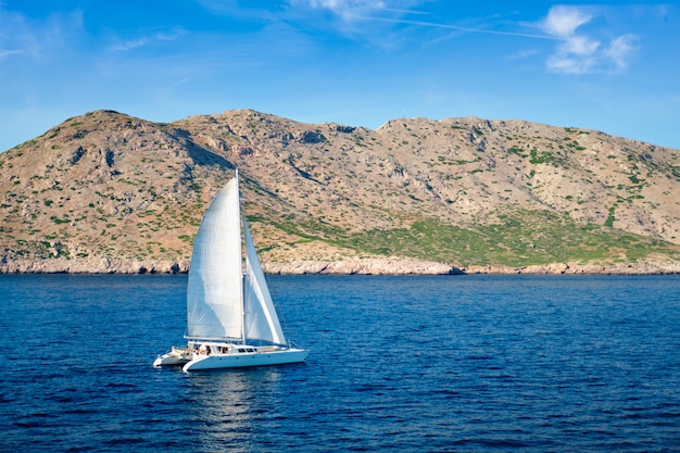 Iate de catamarã no mar egeu