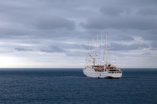 Iate de luxo no conceito de viagens de férias do mar