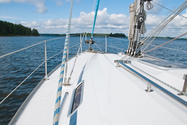 Iate de vela no golfo da finlândia