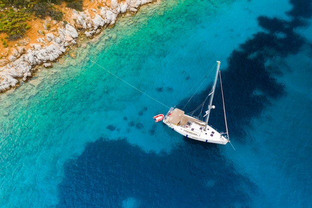 Iate navegando perto da costa rochosa na Turquia Férias de luxo no mar