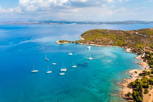 Iate navegando perto da costa rochosa na Turquia Férias de luxo no mar