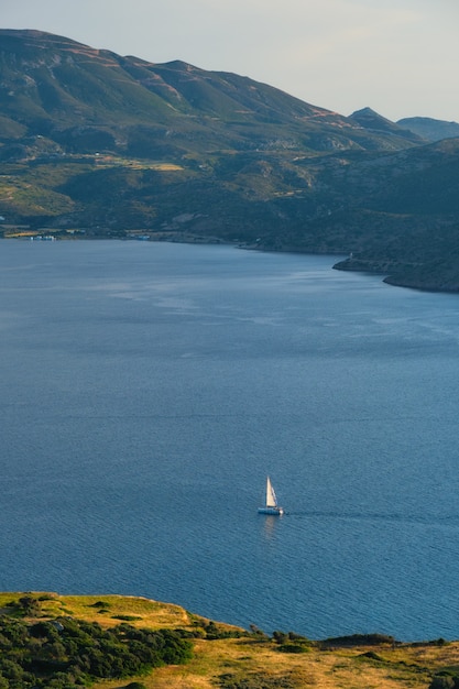 Iate no mar Egeu perto de milos island milos island greece