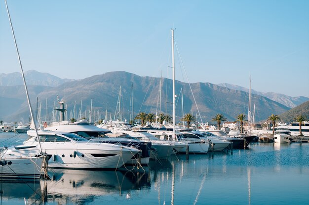 Iate Porto Montenegro. Área de elite de Tivat em Montenegro