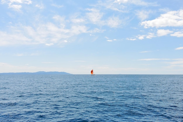 Iate vermelho no mar adriático azul croácia