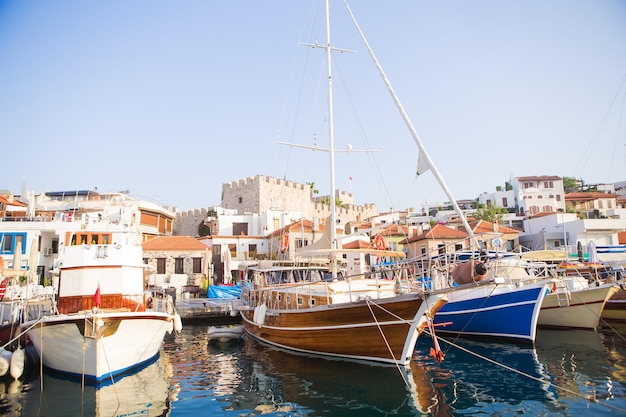 Iates ancorados no cais do Parque Nacional da Turquia A região do Mediterrâneo O famoso lugar entre Marmaris e Gocek Yachtingian modo de vida