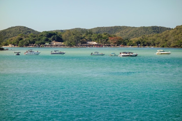 iates ancorados no canal do mar idílico na ilha tropical. Férias de verão e viagens