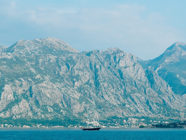 Iates, barcos, navios na baía de kotor