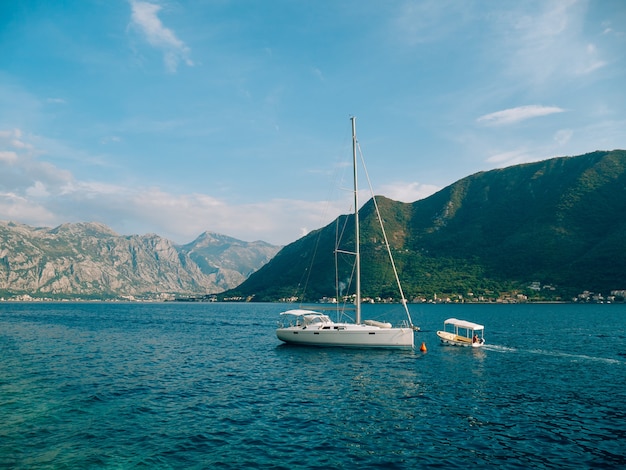 Iates, barcos, navios na baía de kotor