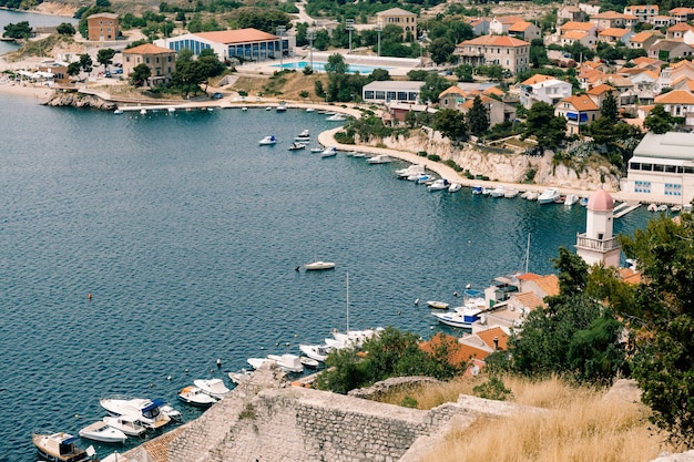 Iates brancos ficam no píer perto da cidade de sibenik