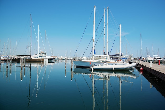 Iates brancos no porto esperando Misano Adriatico Emilia Romagna Itália