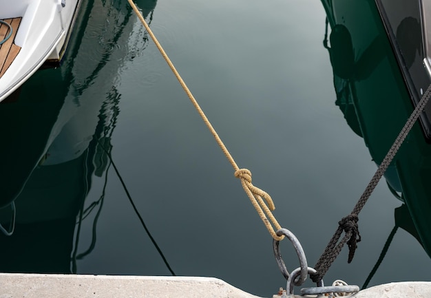 Iates e barco a motor no porto de marina