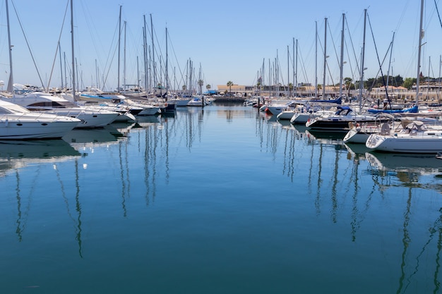 Iates e barcos na costa marinha