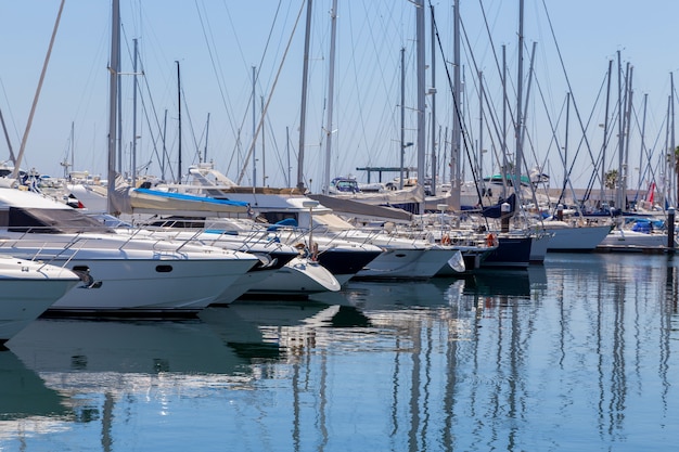 Iates e barcos na costa marinha