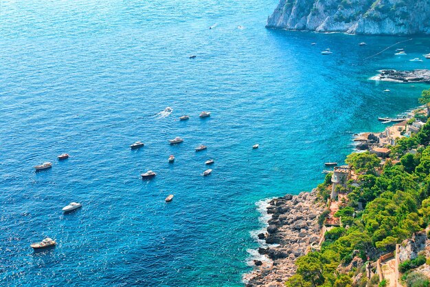 Iates em Marina Piccola no mar Tirreno da ilha de Capri, Itália