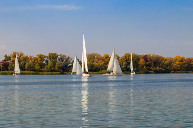 Iates em regata à vela no rio Dnieper em Kremenchug Ucrânia