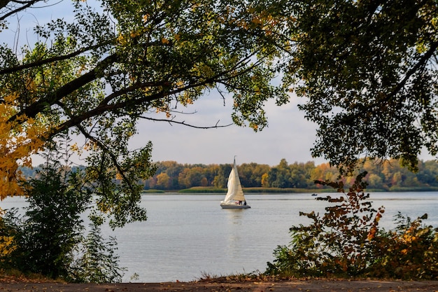 Iates em regata à vela no rio Dnieper em Kremenchug Ucrânia