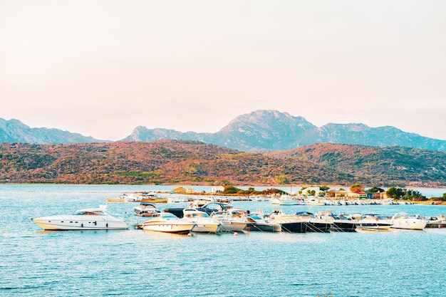 Iates no mar Mediterrâneo na Costa Smeralda na Sardenha na Itália ao nascer do sol