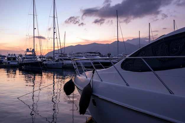 Iates no porto de Tivat. Porto Montenegro.