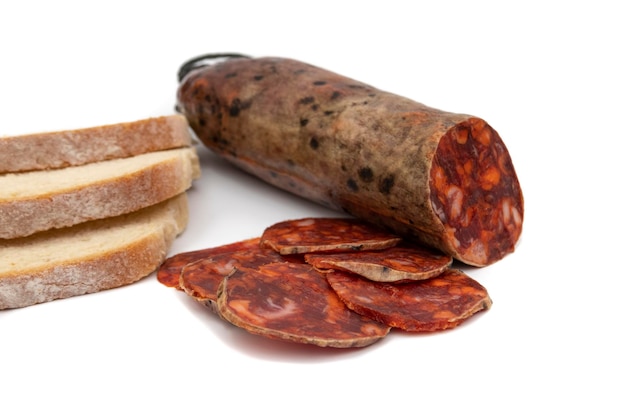 Iberische Chorizo, ist eine spanische Wurst. Isoliert auf weißem Hintergrund. Spanisches Essenskonzept.