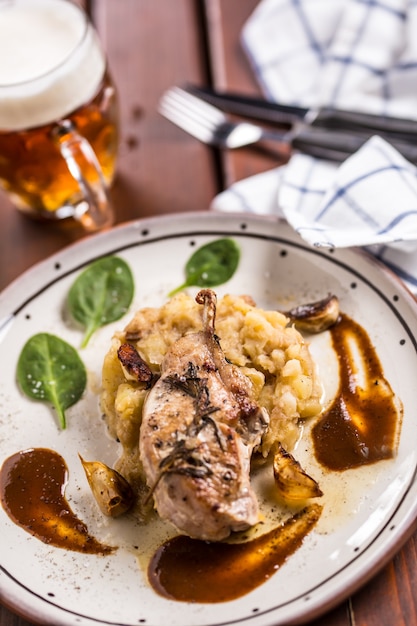 Iberisches Schnitzel mit Kartoffelbrei Dekoration und Fassbier im Pub oder Restaurant.