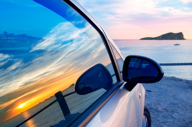 Ibiza cala conta conmte no vidro do carro da janela