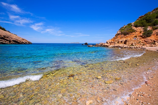 Ibiza Cala Moli Strand mit klarem Wasser auf Balearen