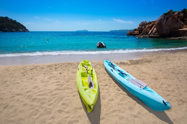 Foto ibiza cala sant vicent playa con kayaks san juan en las islas baleares de españa