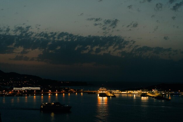 Foto ibiza españa vista aérea del puerto deportivo y los yates al atardecer