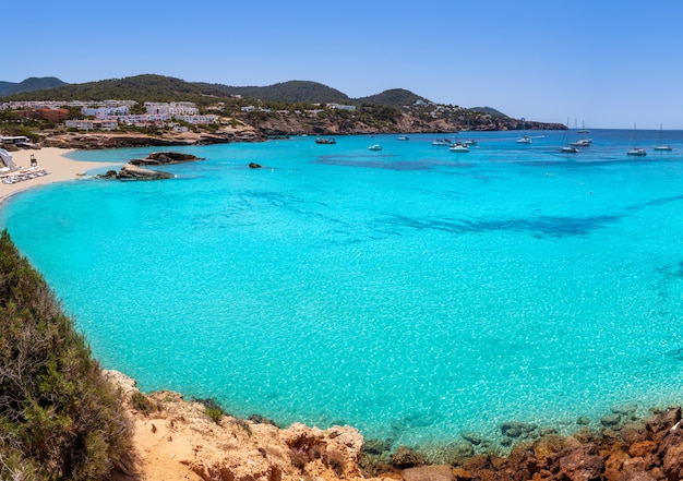 Ibiza playa de cala tarida en islas baleares